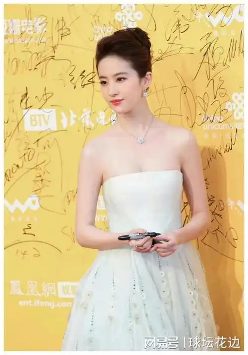 刘亦菲太胖被吐槽,瘦成皮包骨,肋骨突出真的好看吗?