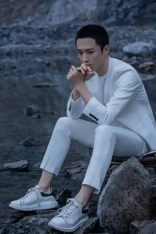 茅子俊白西装写真曝光 优雅诠释型男魅力__凤凰网