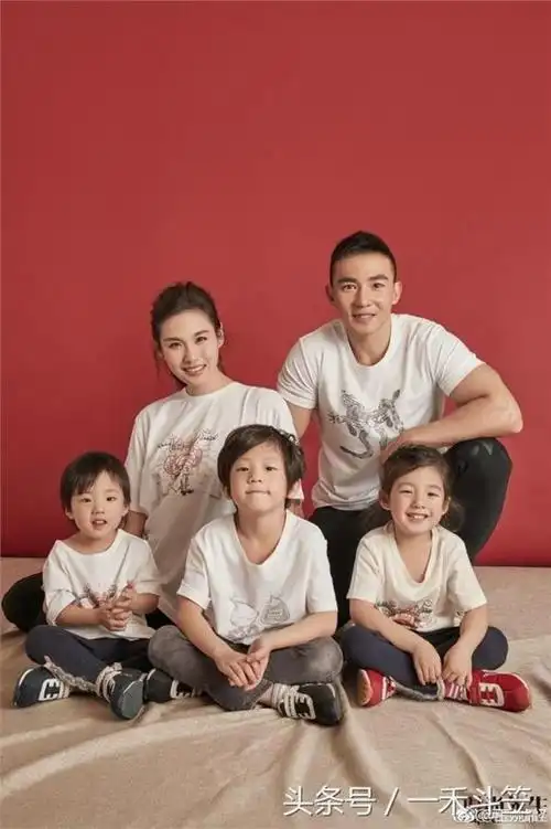 如今一家五口的幸福也让外人羡慕不已~谁也不知道他们曾经一次次满怀