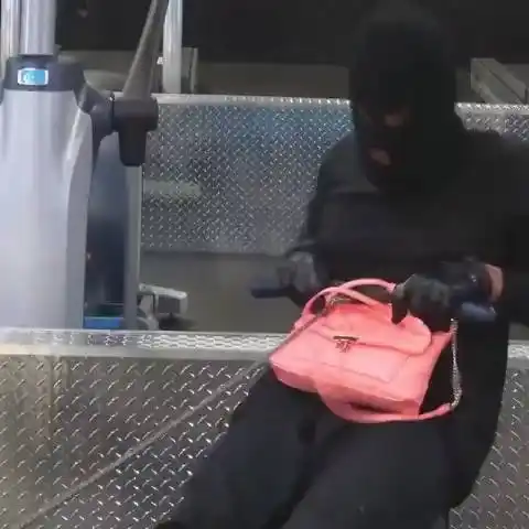 twi:no context humans日本沙雕日常的微博视频#当代劫匪到底有多内卷