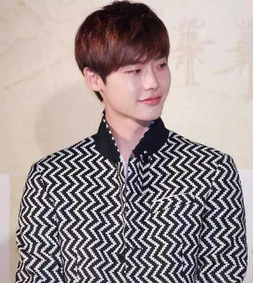 李钟硕不仅有大长腿还有超级完美的侧颜