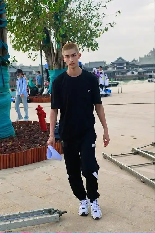 最真诚的翻牌!创4学员米卡双语回应粉丝留言,每一条回复都好长