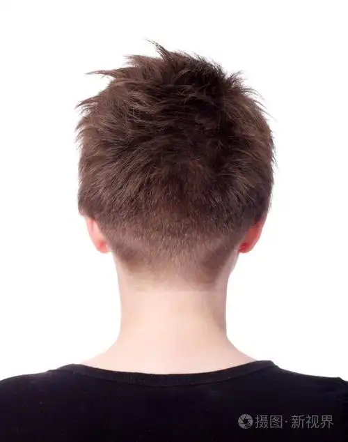 年轻女性在接受美丽的短发型背面