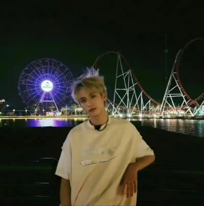 并评:刘耀文是不是把严浩翔伞拿走了 不过两家粉丝也是众说纷纭,互说