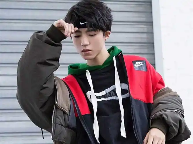 篮球火吴尊等等那个年代的帅哥之后就不会觉得王俊凯帅了,他现在唯一