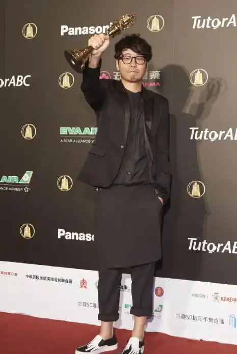 林心如做客陈意涵家录幸福三重奏,打扮少女保温杯不离手超可爱_许富翔