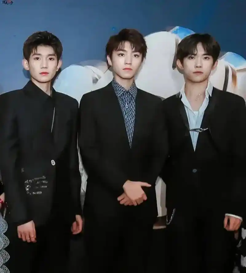 王源王俊凯易烊千玺小时候都是单眼皮,怎么长大了都变成双眼皮了?