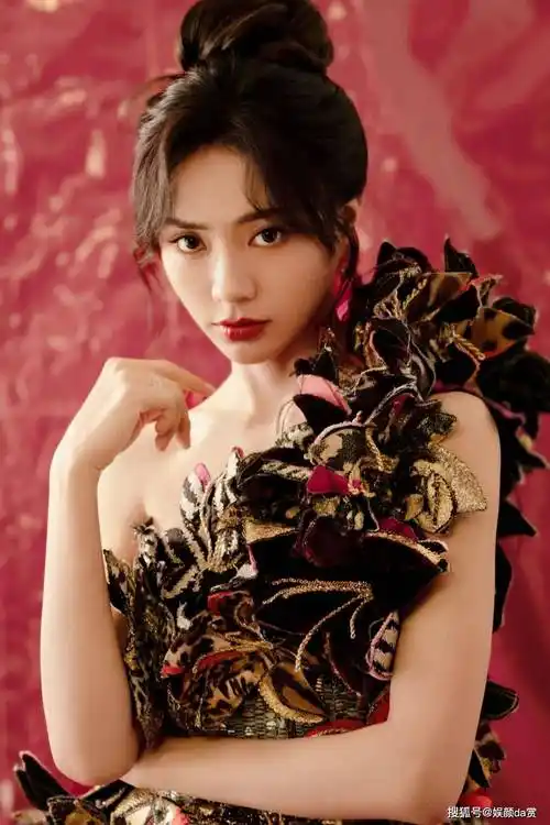 【谢可寅写真】斜肩花朵叶片裙,摇曳灵动,费加罗风尚趋势盛典_造型_的
