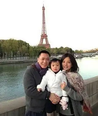 赵薇全家恩爱出游 (北青网)