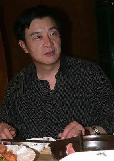 80年代一线小生周里京,因妻子被杀成嫌疑人,如今低调当教授_傅春英