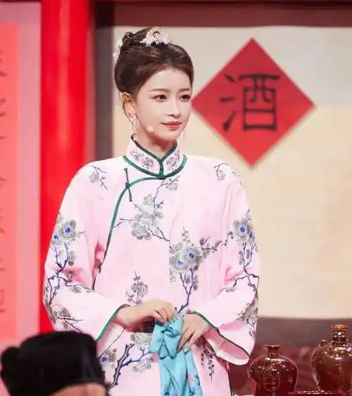 原创孙怡晒美照迎接复工背冰墩墩挎包格外抢眼俏皮摆拍少女感十足