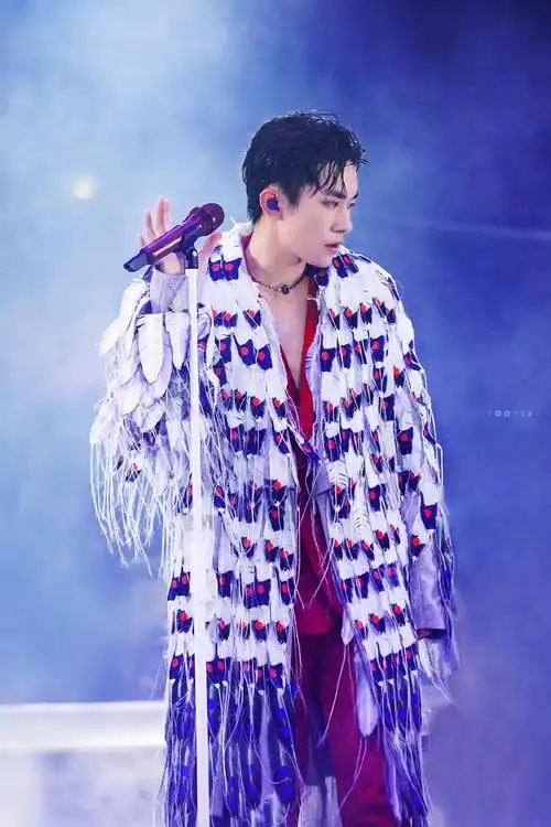 发现易烊千玺每次立麦唱歌的造型都好多变耶