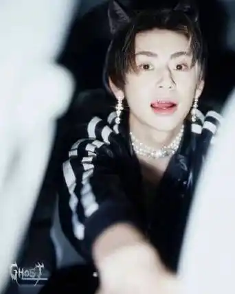 小鬼狼少年造型#@小鬼-王琳凯真的玩转造型这一块了～最新综艺造型戴