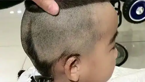 简 介:理发师给小孩做发型,剪发步骤简单,学会的也可以学一学?