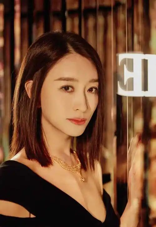 照片中,46岁的李小冉身穿一袭黑色露肩长裙,凸显优美肩线,黑色长发