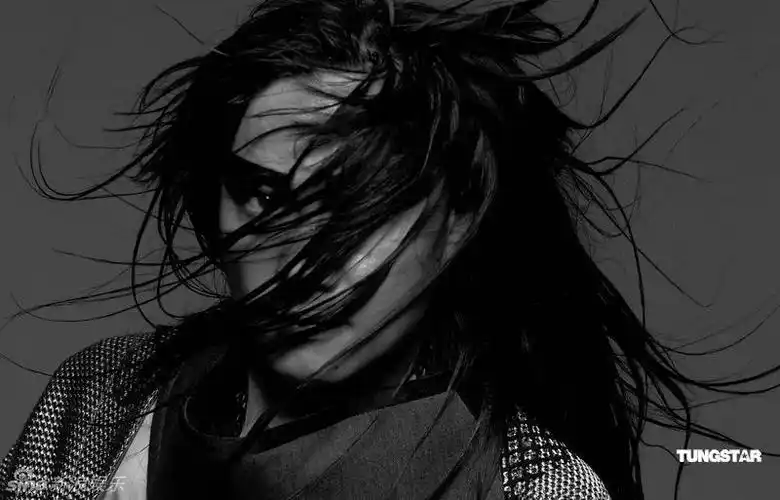 陈奕迅图片 黑白的 多一点 横着看的 急!