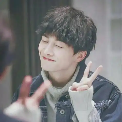 手机里有什么周深超级好看的壁纸头像分享? - 知乎