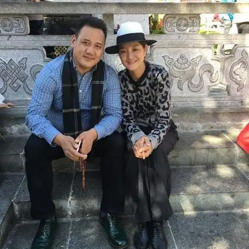 降央卓玛全家近照老公高大帅爆了网友儿子遗传了老爸的帅