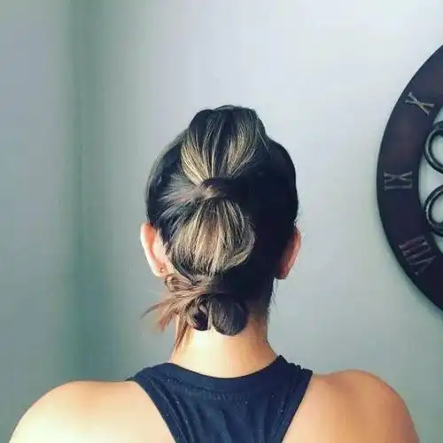 长发女孩经典的运动发型,健身时也可以美美哒!