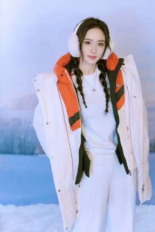杨幂冬日穿搭:冰雪世界演绎浪漫时尚魅力!_羽绒服_白色_造型