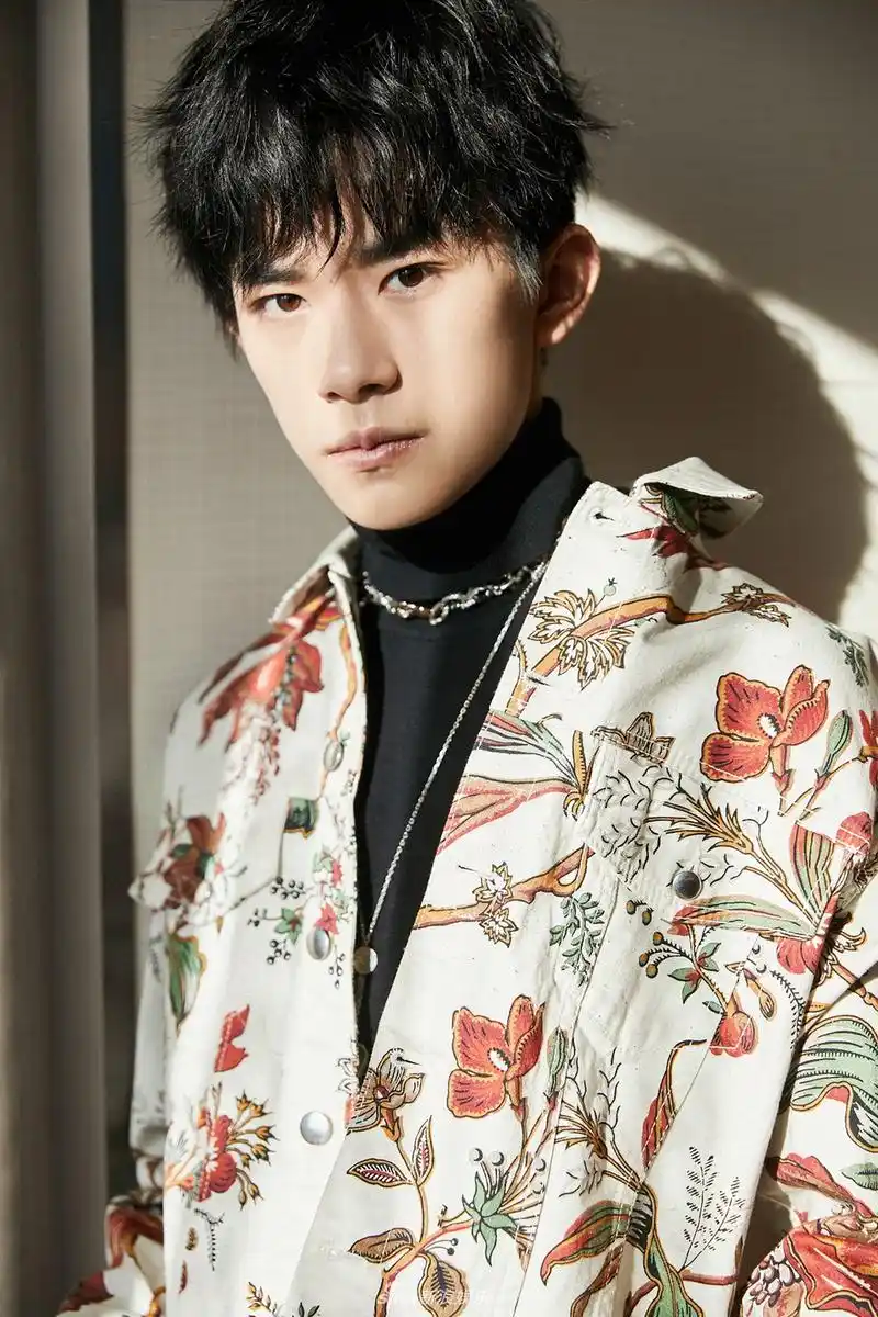 组图:易烊千玺格莱美归来 首次亮相活动显少年绅士风