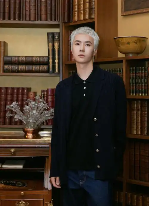 王一博巴黎看秀官方镜头