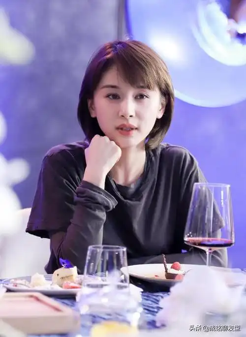 王子文生日会上的短发叫什么名字?