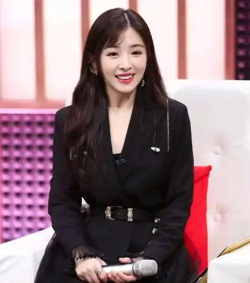 31岁的张含韵依然很甜美身穿黑色西装裙搭配高跟鞋这气质绝了