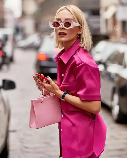 玫红色不好驾驭?试试这些搭配,简约日常有格调,轻松美出新高度