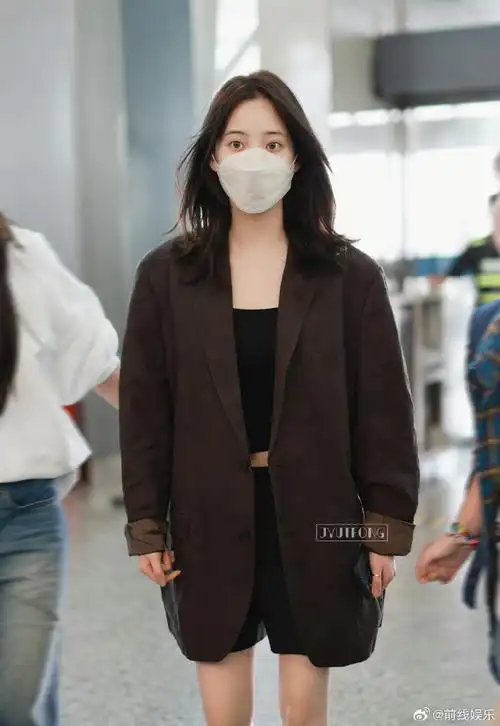 欧阳娜娜机场素颜