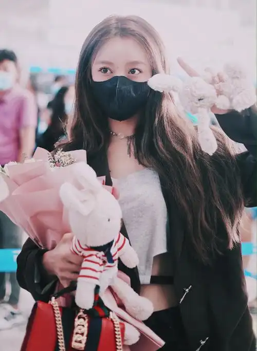 姜贞羽太性感了露脐装用黑绳子绑在腰上搭配焦糖色西装好撩人