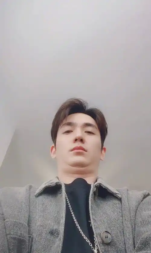 男明星自拍哪家强,看到千玺和朱一龙,其他人默默退出群聊_王嘉尔_鼻孔