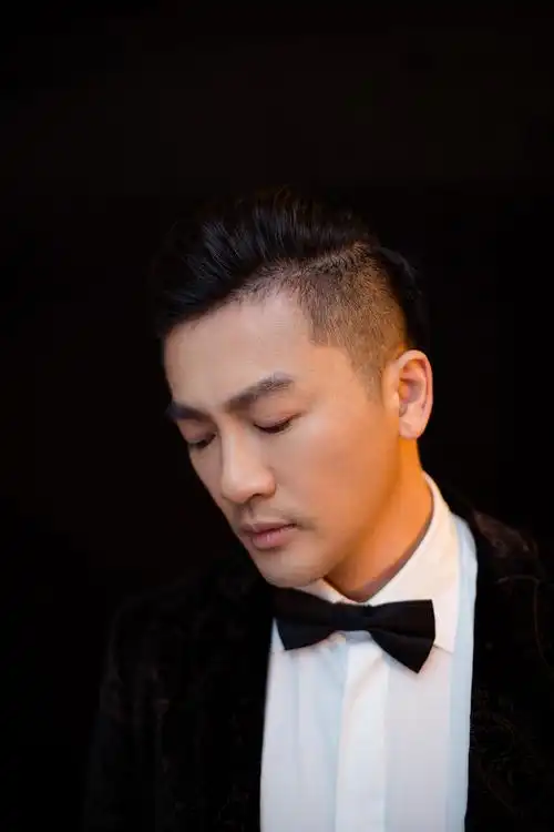 苏有朋西装笔挺尽显潇洒风度