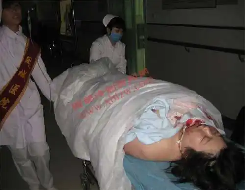 女子13楼跳下未死 开口让人电话通知爸爸(组图)