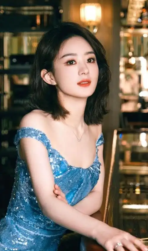 赵丽颖国清寺短发写真颜值惊艳 墙上文字引发深思