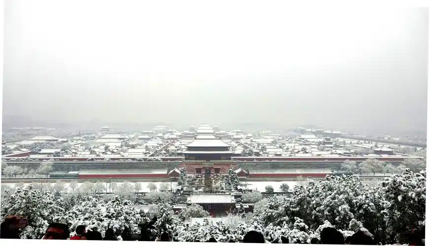 从景山万春亭俯瞰故宫.