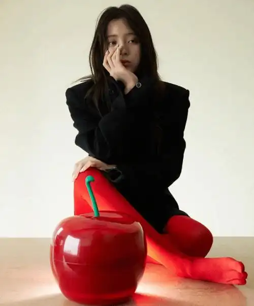 欧阳娜娜躺沙发拍照,肩带滑落溢出"北半球",网友:妹妹长开了_身材