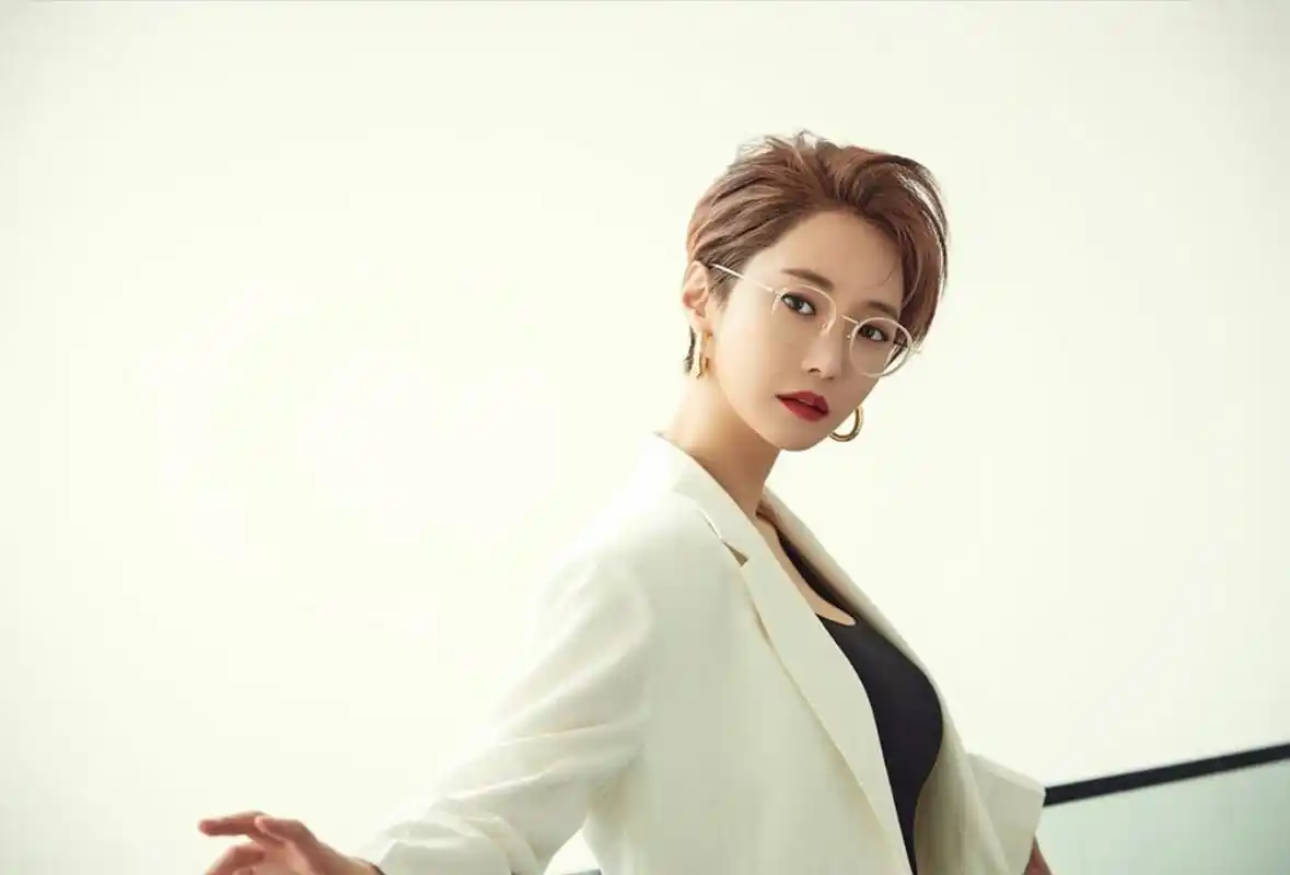 9693短发女神高俊熙 之前受胜利事件影响 好久未营业 近期官司