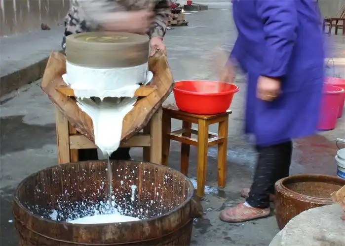 制作水北豆腐的一道工序--磨豆