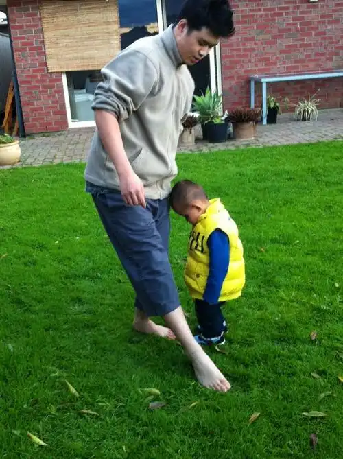 和大表哥比一下脚的大小