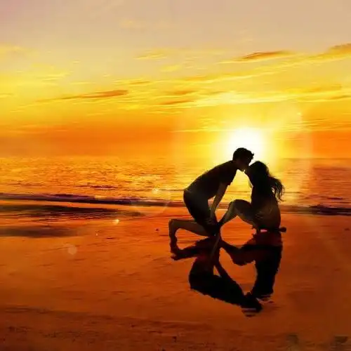 海滩日落亲吻_微信情侣头像图片_扣扣居