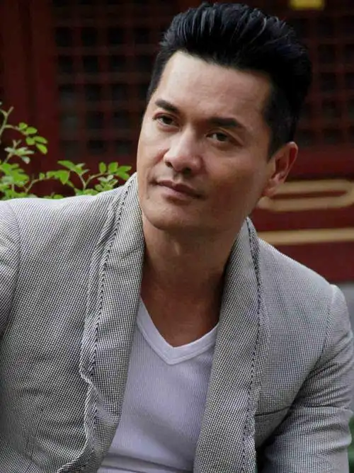 1955年12月22日生于越南,20世纪60年代从越南迁居香港,中国香港影视男