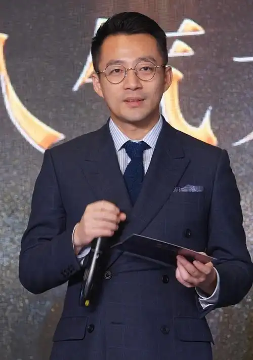 汪小菲穿西装戴眼镜文质彬彬绅士范儿十足 - 传说影院