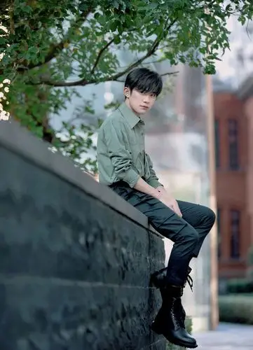 近日,易烊千玺亮相活动穿搭造型,身穿薄荷绿衬衫搭配白色t恤与黑色