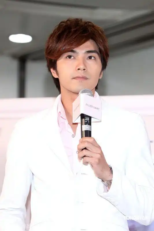 贺军翔化妆品代言