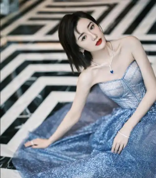 毛晓彤简直是逆向生长,一袭蓝色抹胸礼服甜美温柔,嫩成18岁少女