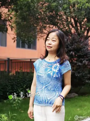 蓝莲从中心开始钩的女士钩针菠萝花长段染短袖套头衫