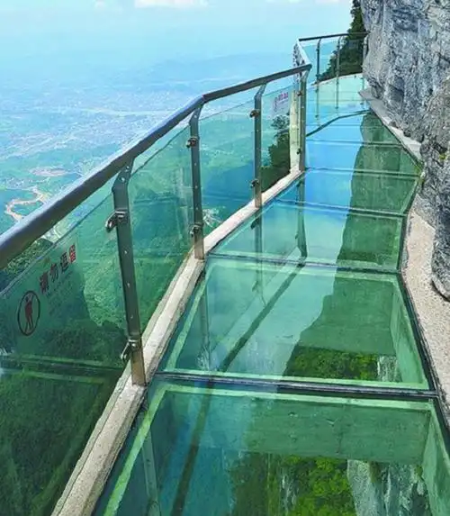 玻璃栈道世界最长,最高的湖南张家界大峡谷玻璃桥,高300米长430米,被