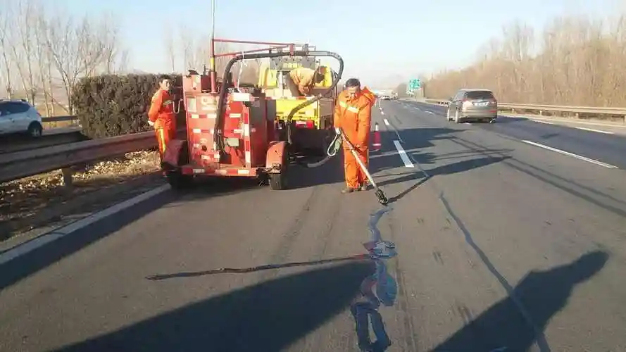 沥青路面裂缝修补方法及材料0