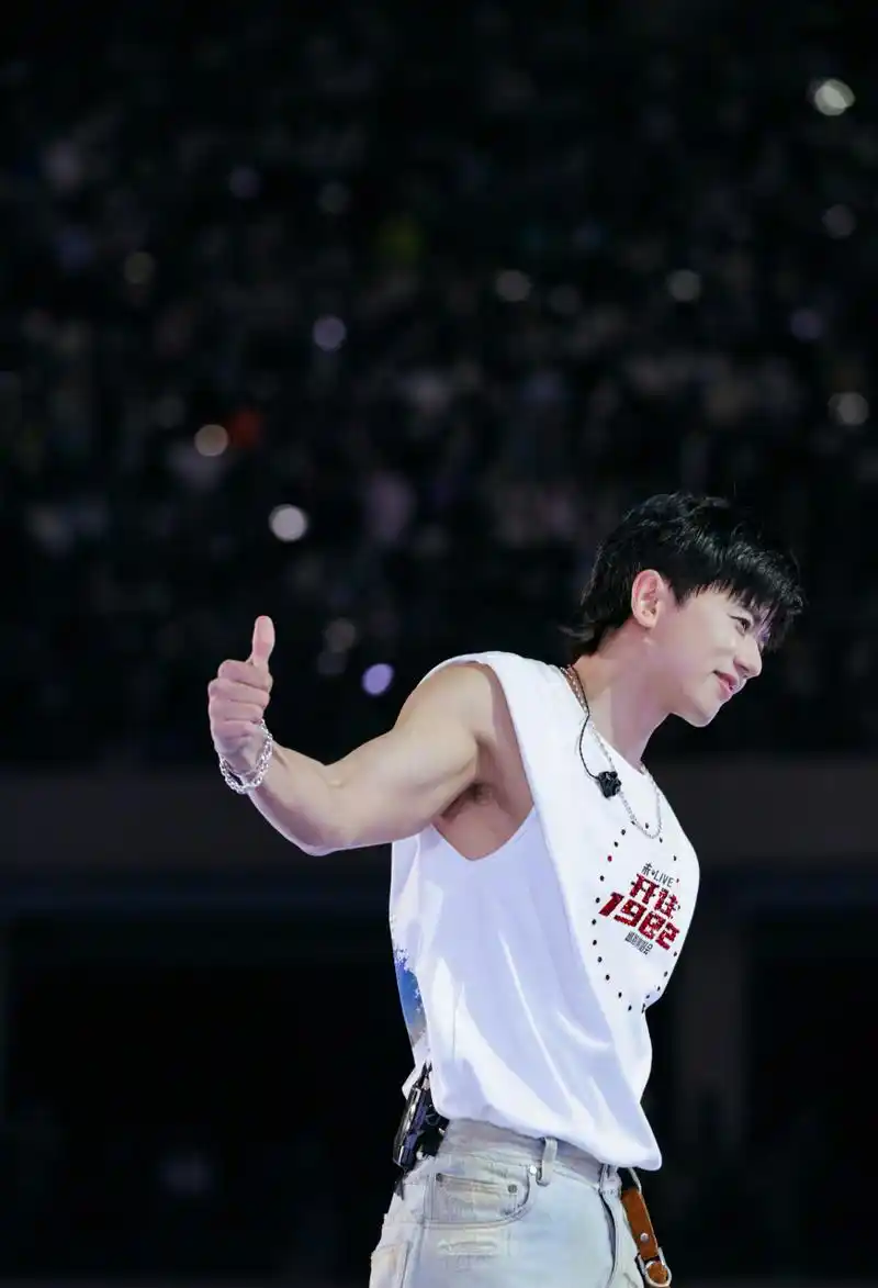 哇,张杰的手机壳是星星,好炫酷!